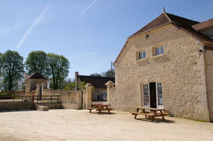 Ferme équestre de Lagesse - Bâtiments en pierre de pays ©Brunaud Paul-François