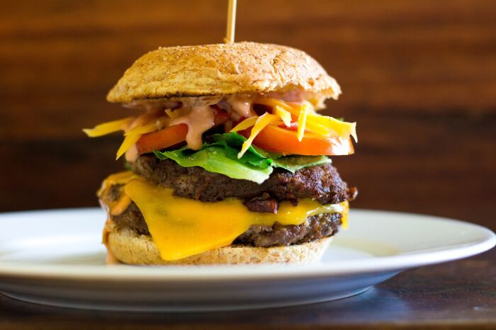 burger-4152013_1280.jpg JohnnyWillz - Pixabay