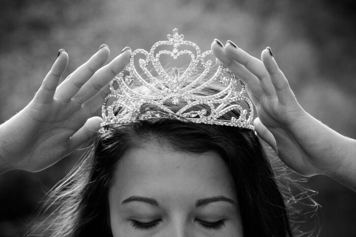 queen-2941438_1280.jpg Pixabay