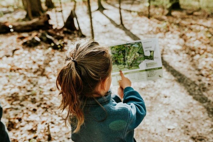 Petit explorateur.jpg Sandra Seitamaa [Unsplash]