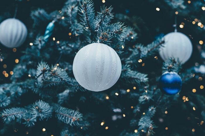 christmas-background-1869989_1280.jpg AnnieSpratt - Pixabay