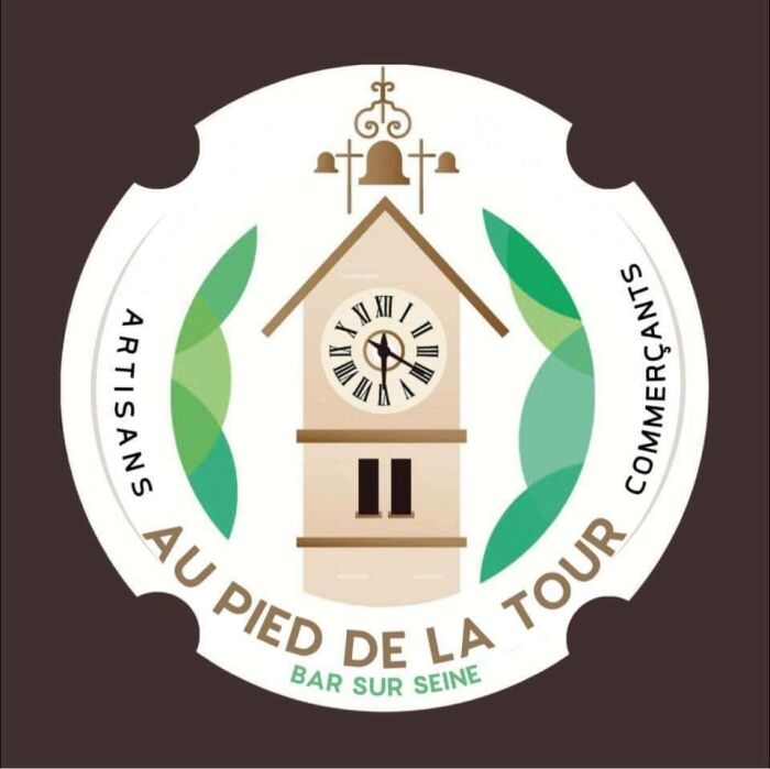 au pied de la tour.jpg au pied de la tour