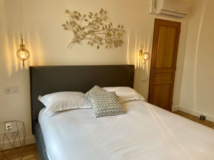 chambre lit avec lumière.jpg © S. Herblot / La Champenoise