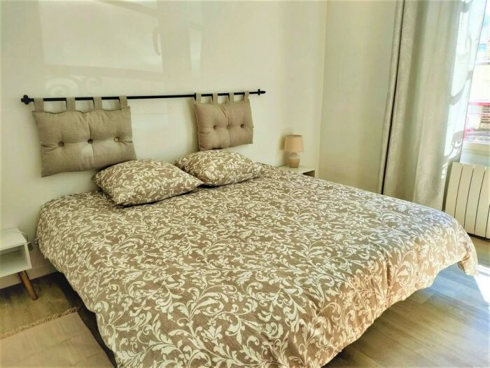 chambre avec drap housse marron.jpg ©J. Godde