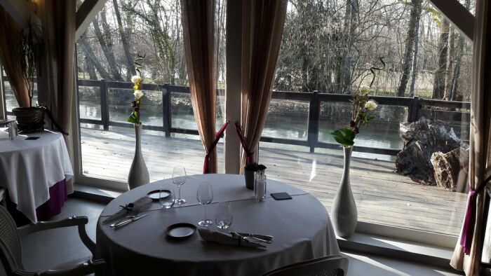 Salle vue sur le Melda.jpg Auberge de Ste Maure