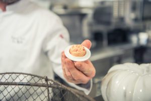 chef tenant un mets